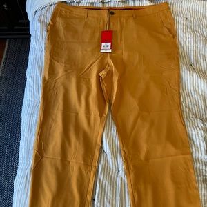 Brand new with tags Mens Golf Pants 42x32, Short Par4 brand.